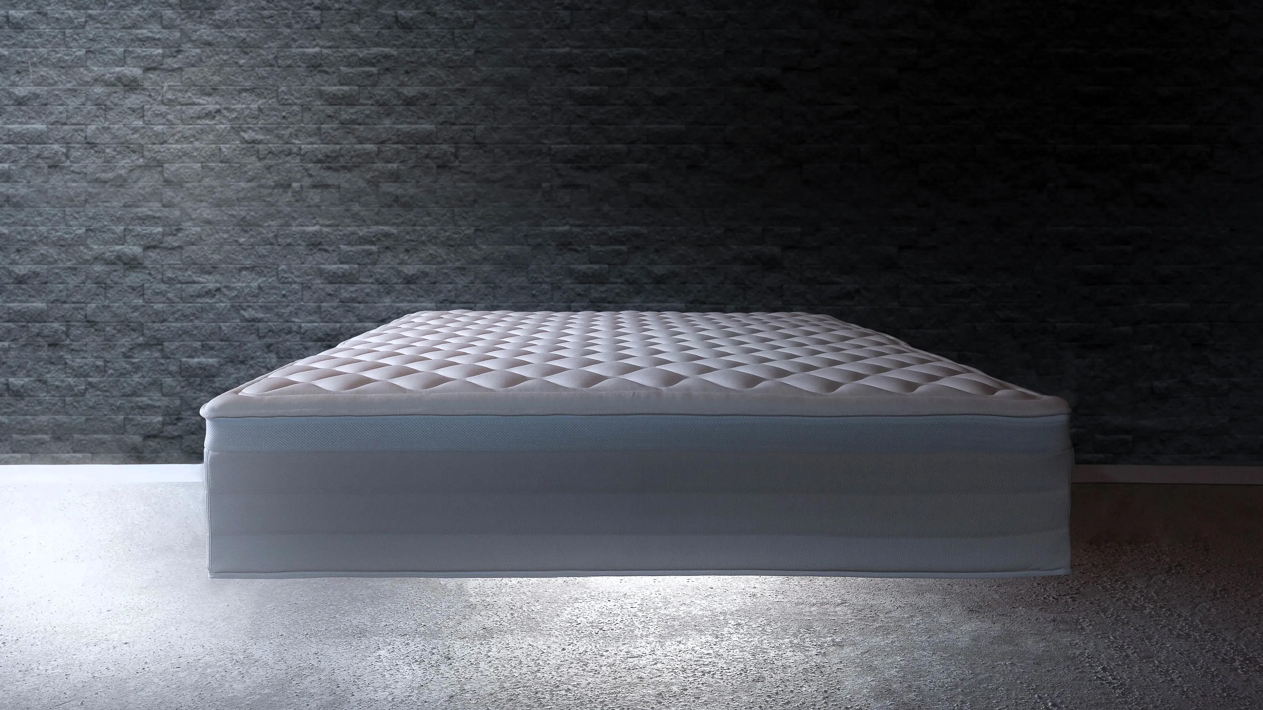 VEIGHTLESS Luftbett frontal schwebend vor dunkler Wand