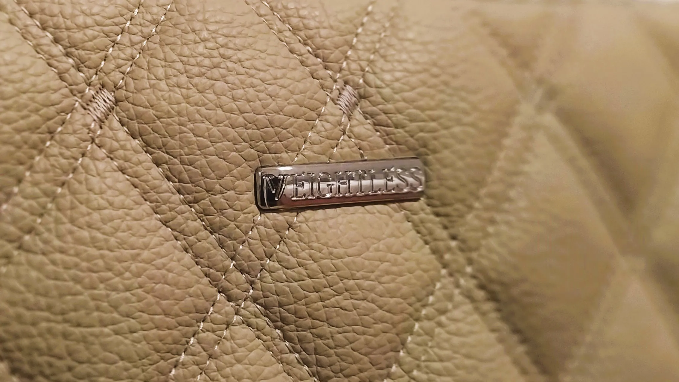 Logo von VEIGHTLESS in leichter Ansicht auf Leder