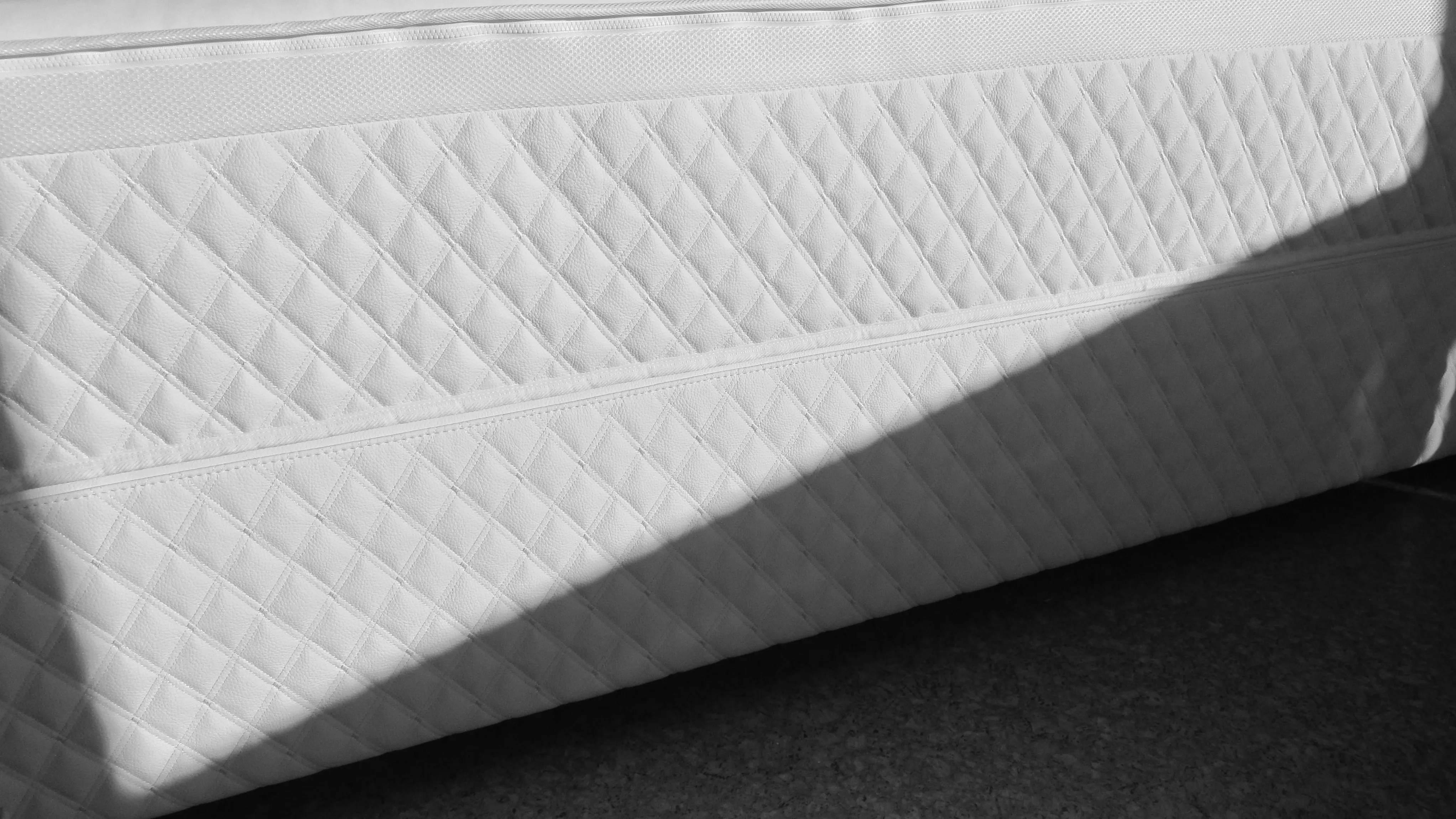 Unterbau – Detail in Licht und Schatten