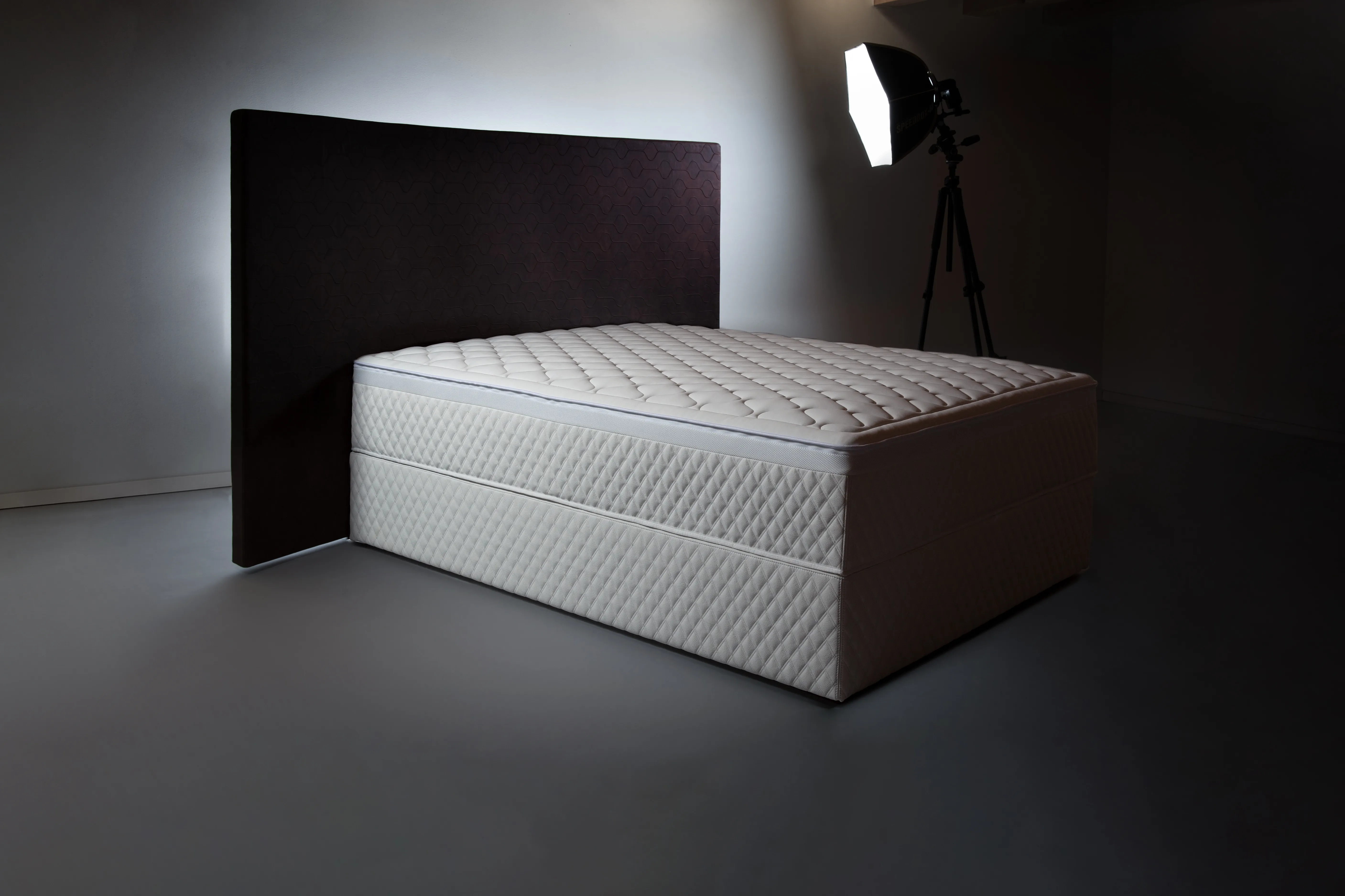 VEIGHTLESS Schlafsystem-Doppelbett mit Kopfteil im Studio