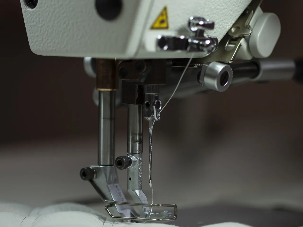 Präzise Verarbeitung an einer Industrienähmaschine – Handwerk bei VEIGHTLESS